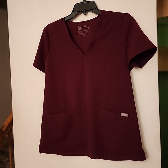 FIGS  Casma Women's Burgundy 3 Pocket Scrub Top - Picture 1 of 6